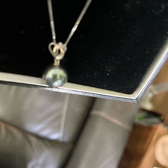 14K White Gold Tahitian Pearl Pendant Necklace w/Diamond Chip - Picture 2 of 5